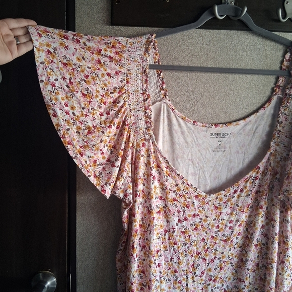 Torrid Super Soft 6 (6XL) Floral Top Casual Feminine Stretchy Plus Size Pink - Picture 3 of 5